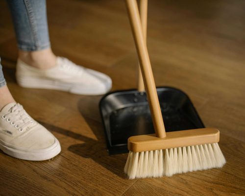 Aufräumarbeiten: Boden wird gefegt